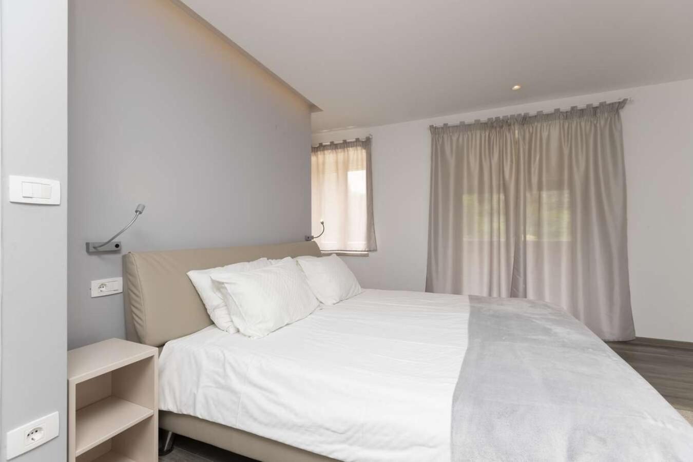 Villa Viscum In Central Istria For 8 Persons With Large Garden - Pet Friendly Pazin Kültér fotó