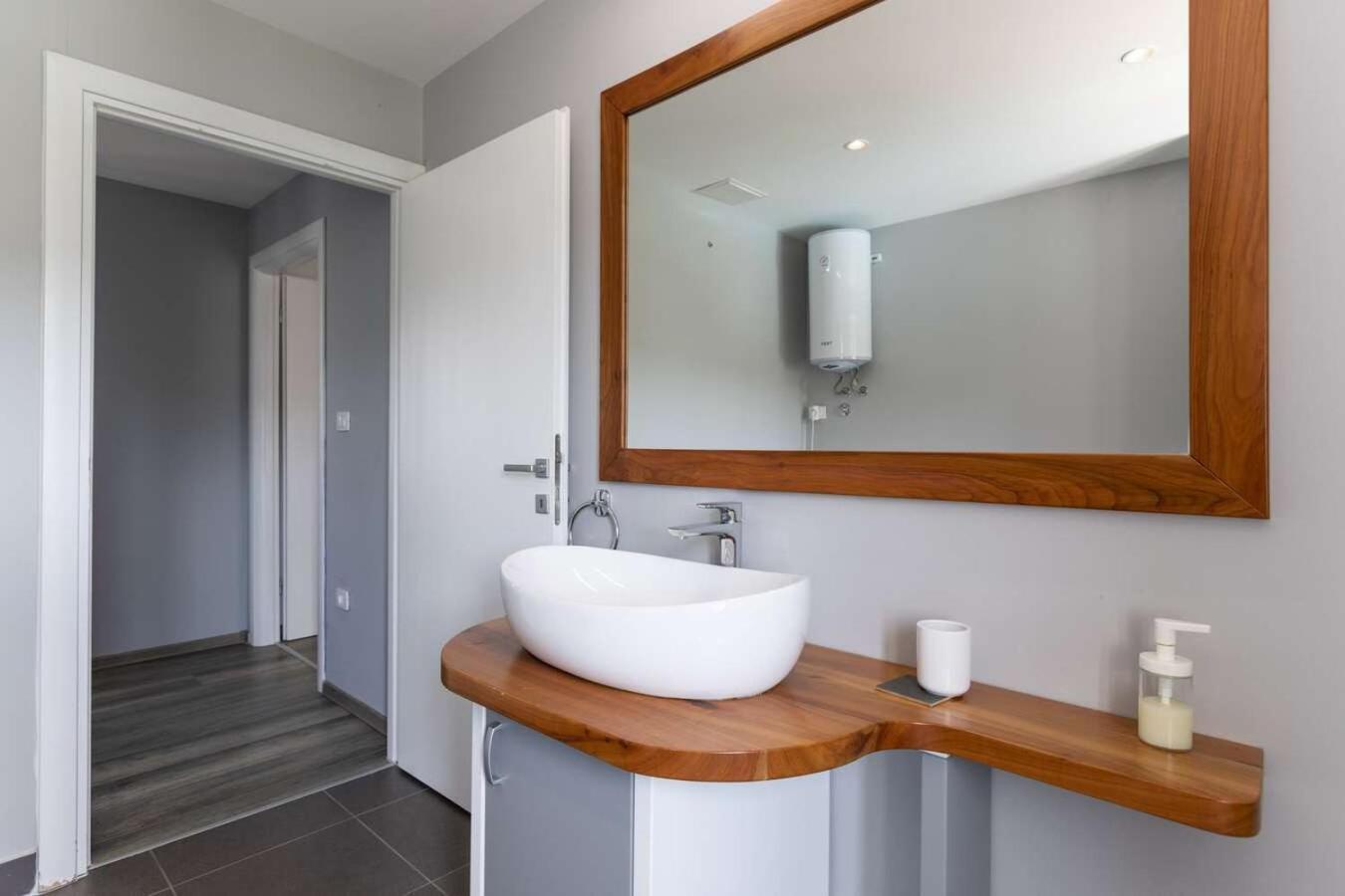 Villa Viscum In Central Istria For 8 Persons With Large Garden - Pet Friendly Pazin Kültér fotó