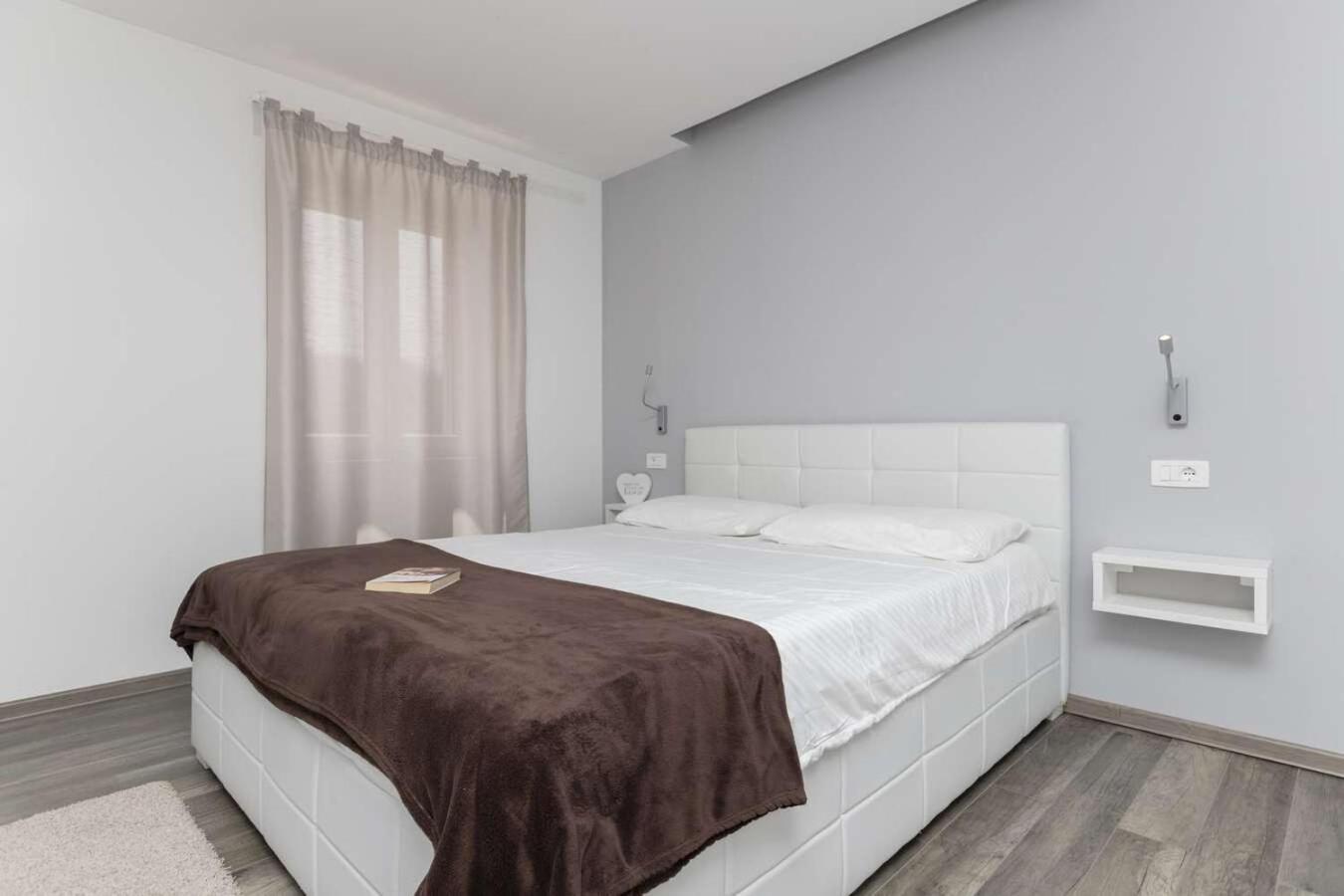Villa Viscum In Central Istria For 8 Persons With Large Garden - Pet Friendly Pazin Kültér fotó