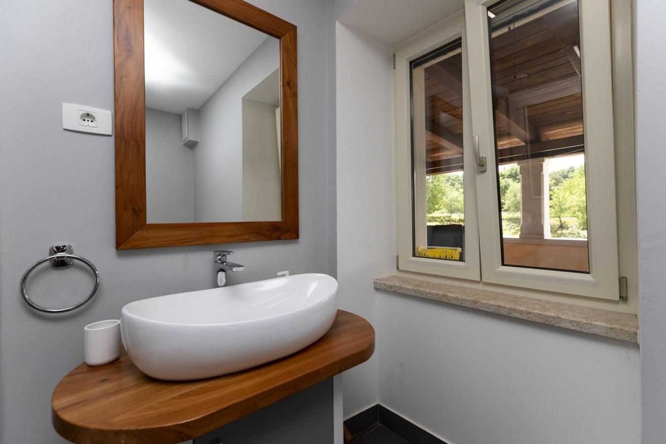 Villa Viscum In Central Istria For 8 Persons With Large Garden - Pet Friendly Pazin Kültér fotó
