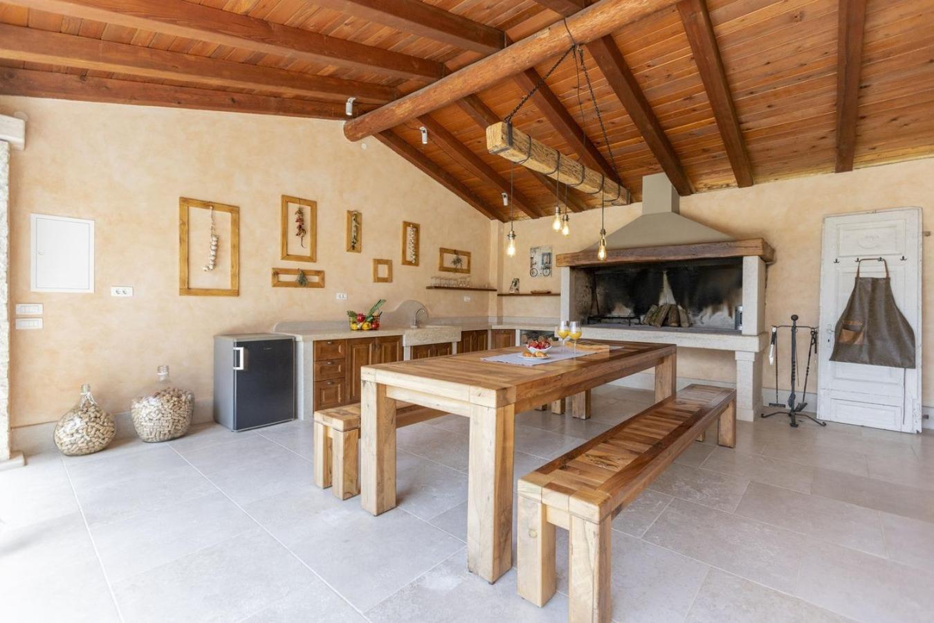 Villa Viscum In Central Istria For 8 Persons With Large Garden - Pet Friendly Pazin Kültér fotó