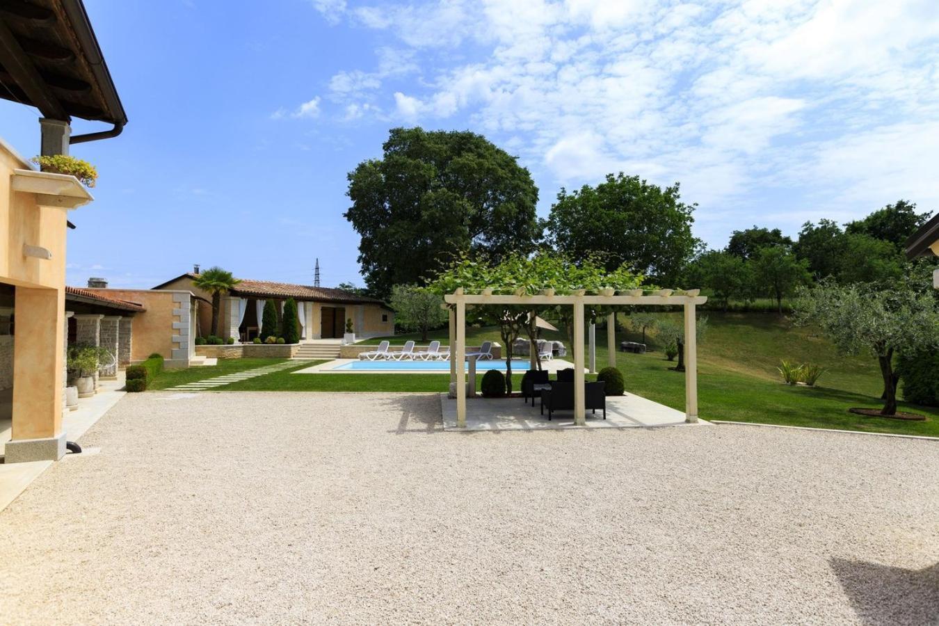 Villa Viscum In Central Istria For 8 Persons With Large Garden - Pet Friendly Pazin Kültér fotó