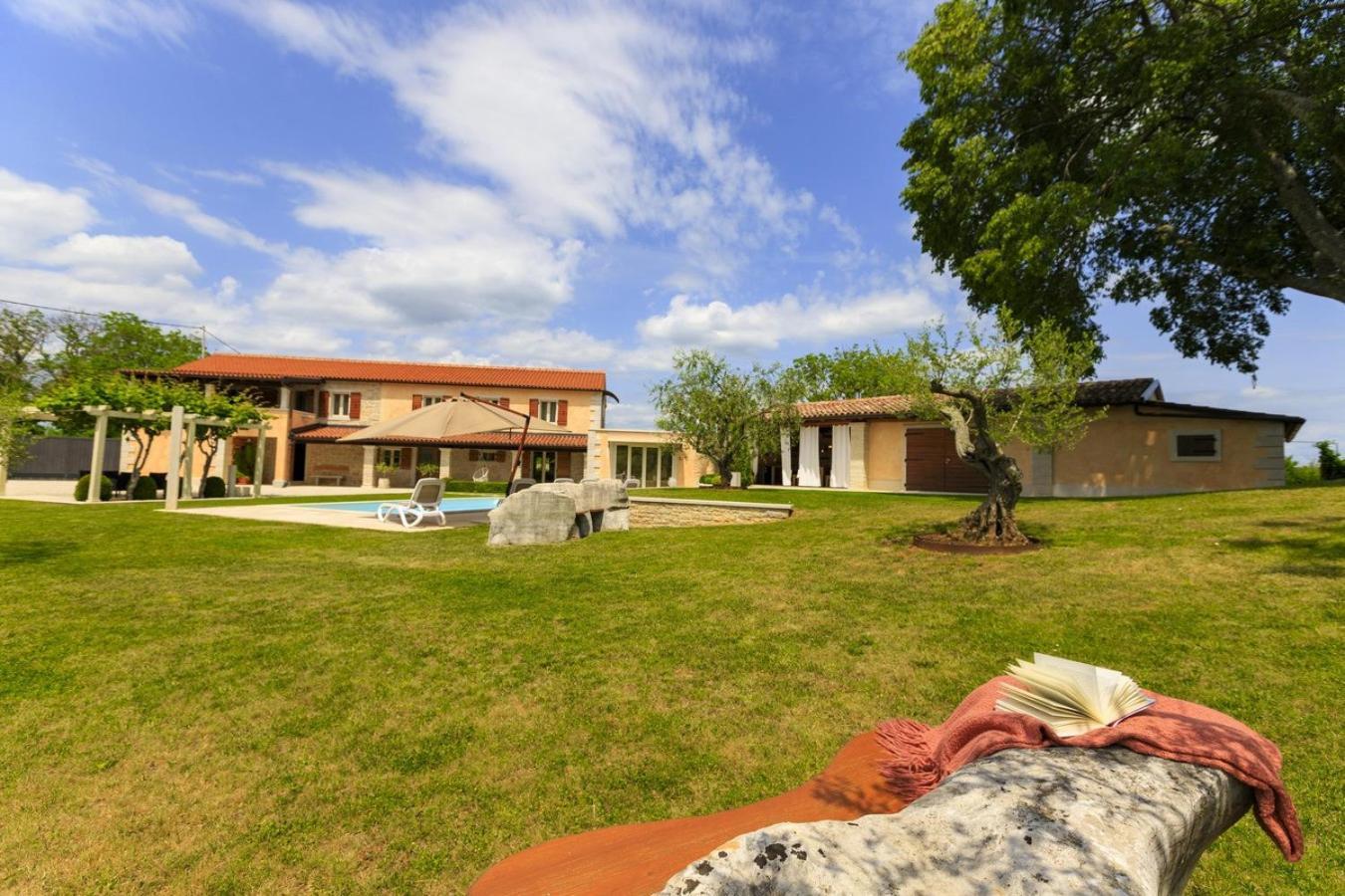 Villa Viscum In Central Istria For 8 Persons With Large Garden - Pet Friendly Pazin Kültér fotó