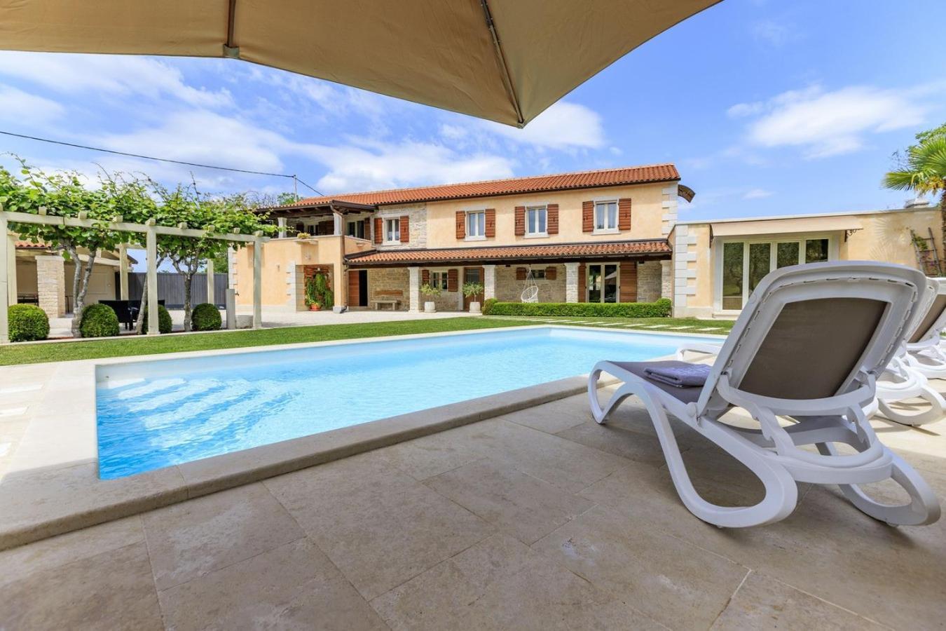 Villa Viscum In Central Istria For 8 Persons With Large Garden - Pet Friendly Pazin Kültér fotó
