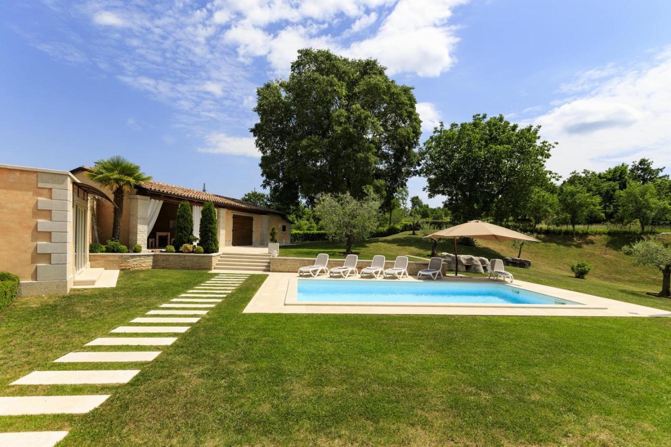 Villa Viscum In Central Istria For 8 Persons With Large Garden - Pet Friendly Pazin Kültér fotó