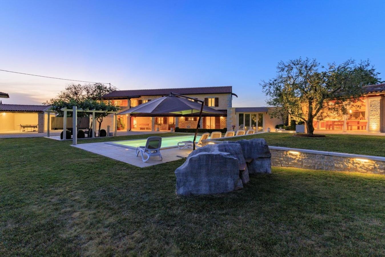 Villa Viscum In Central Istria For 8 Persons With Large Garden - Pet Friendly Pazin Kültér fotó