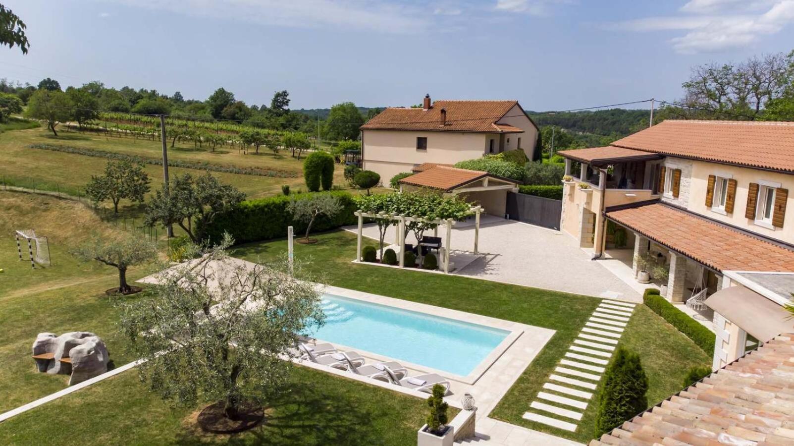 Villa Viscum In Central Istria For 8 Persons With Large Garden - Pet Friendly Pazin Kültér fotó