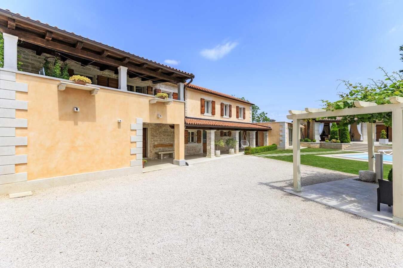 Villa Viscum In Central Istria For 8 Persons With Large Garden - Pet Friendly Pazin Kültér fotó
