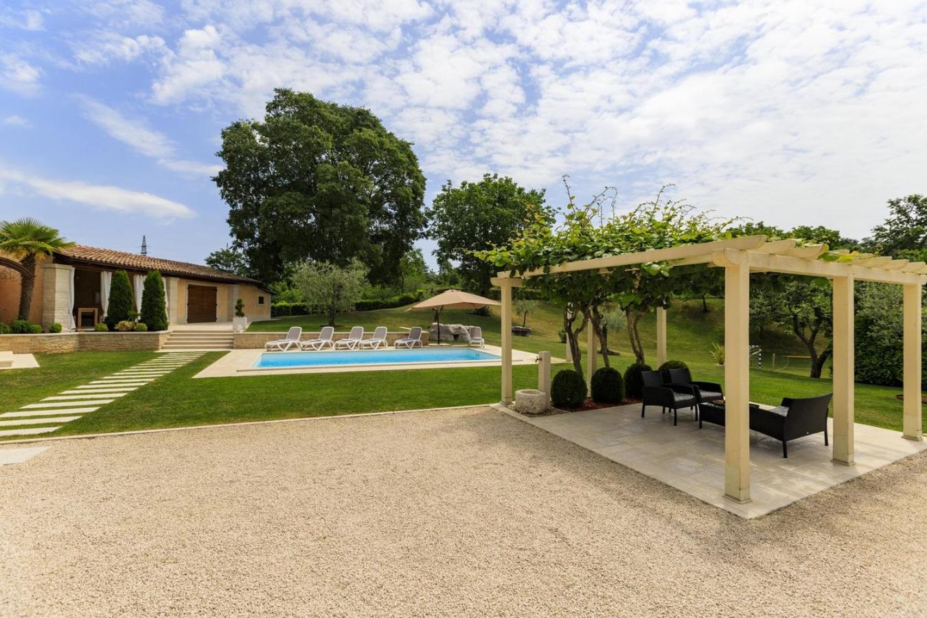 Villa Viscum In Central Istria For 8 Persons With Large Garden - Pet Friendly Pazin Kültér fotó