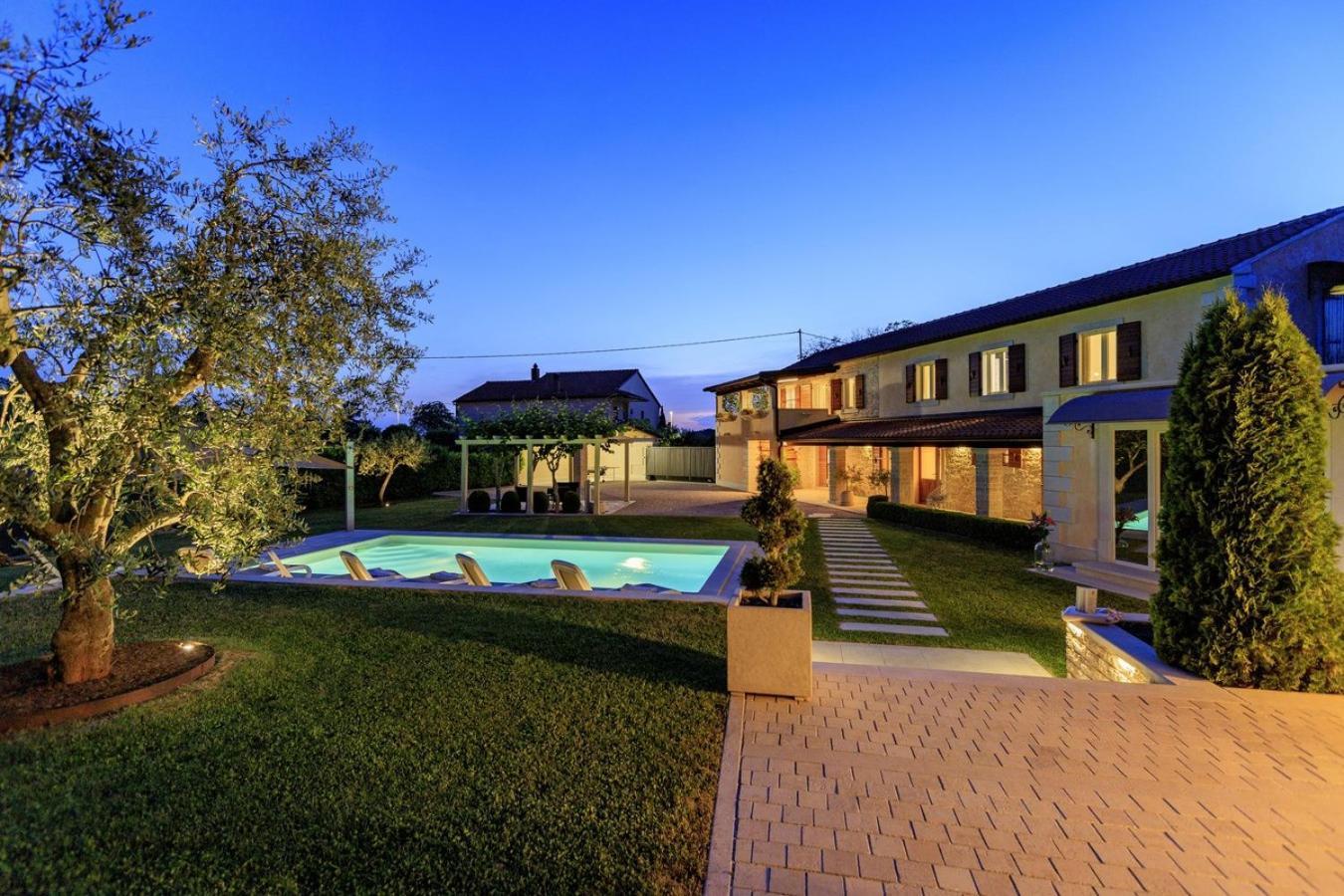 Villa Viscum In Central Istria For 8 Persons With Large Garden - Pet Friendly Pazin Kültér fotó