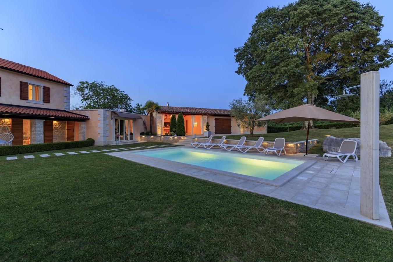Villa Viscum In Central Istria For 8 Persons With Large Garden - Pet Friendly Pazin Kültér fotó