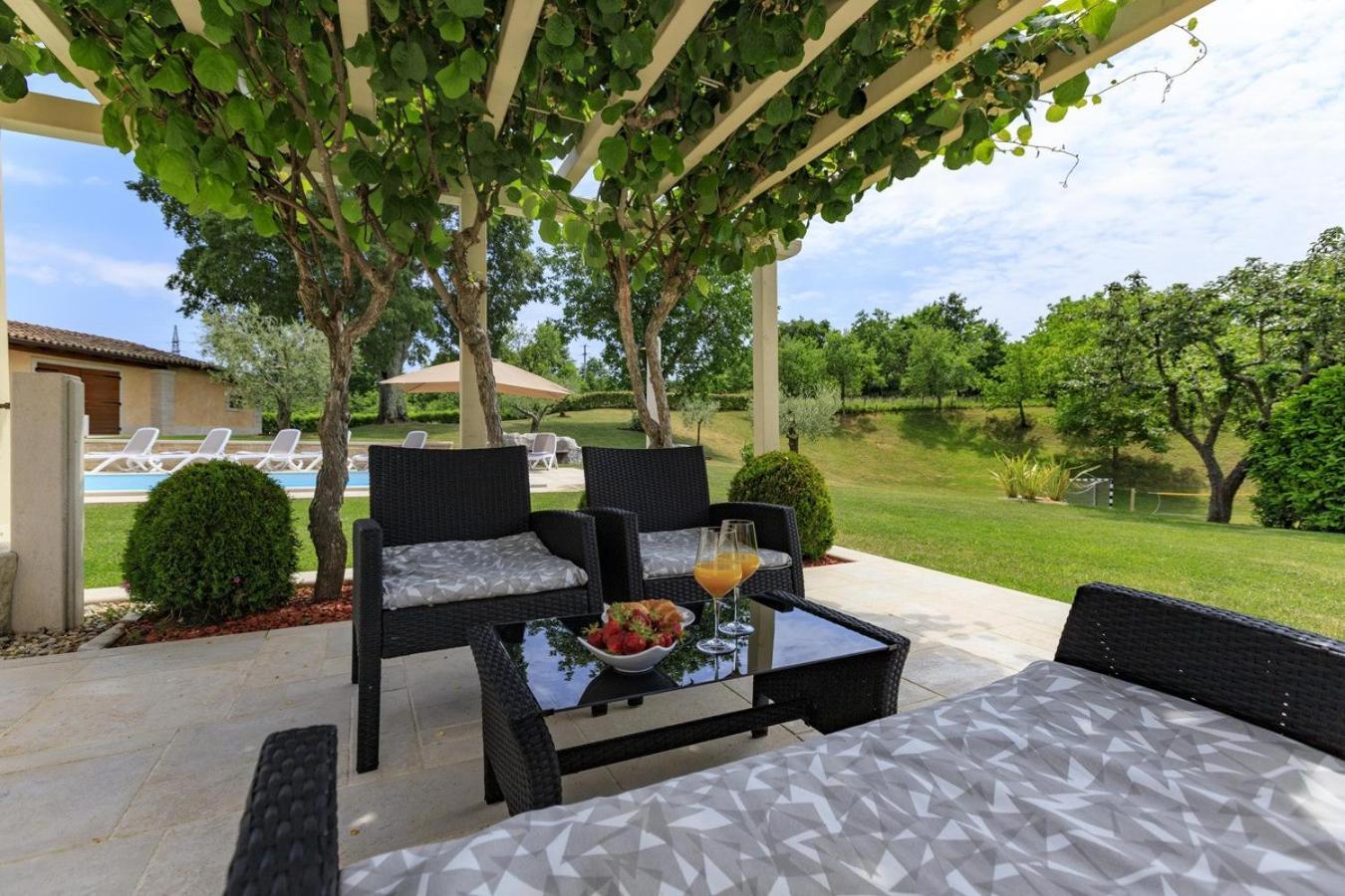 Villa Viscum In Central Istria For 8 Persons With Large Garden - Pet Friendly Pazin Kültér fotó