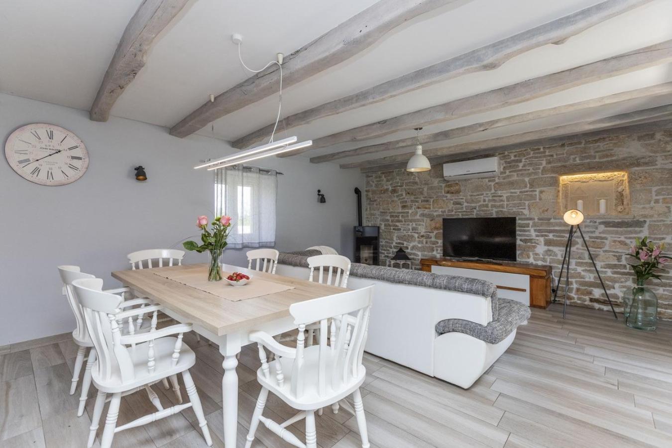 Villa Viscum In Central Istria For 8 Persons With Large Garden - Pet Friendly Pazin Kültér fotó