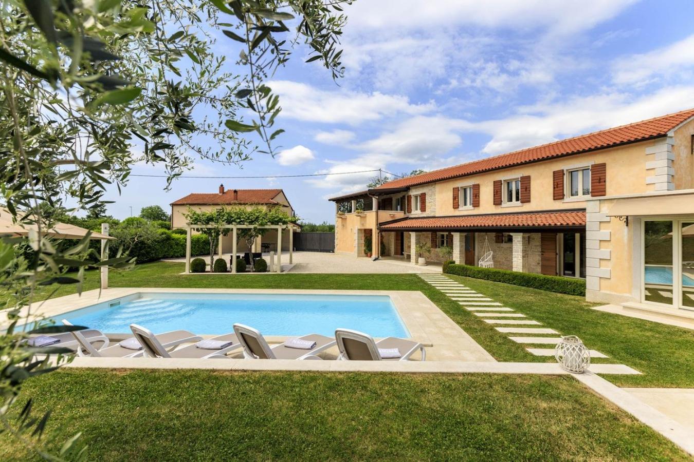 Villa Viscum In Central Istria For 8 Persons With Large Garden - Pet Friendly Pazin Kültér fotó