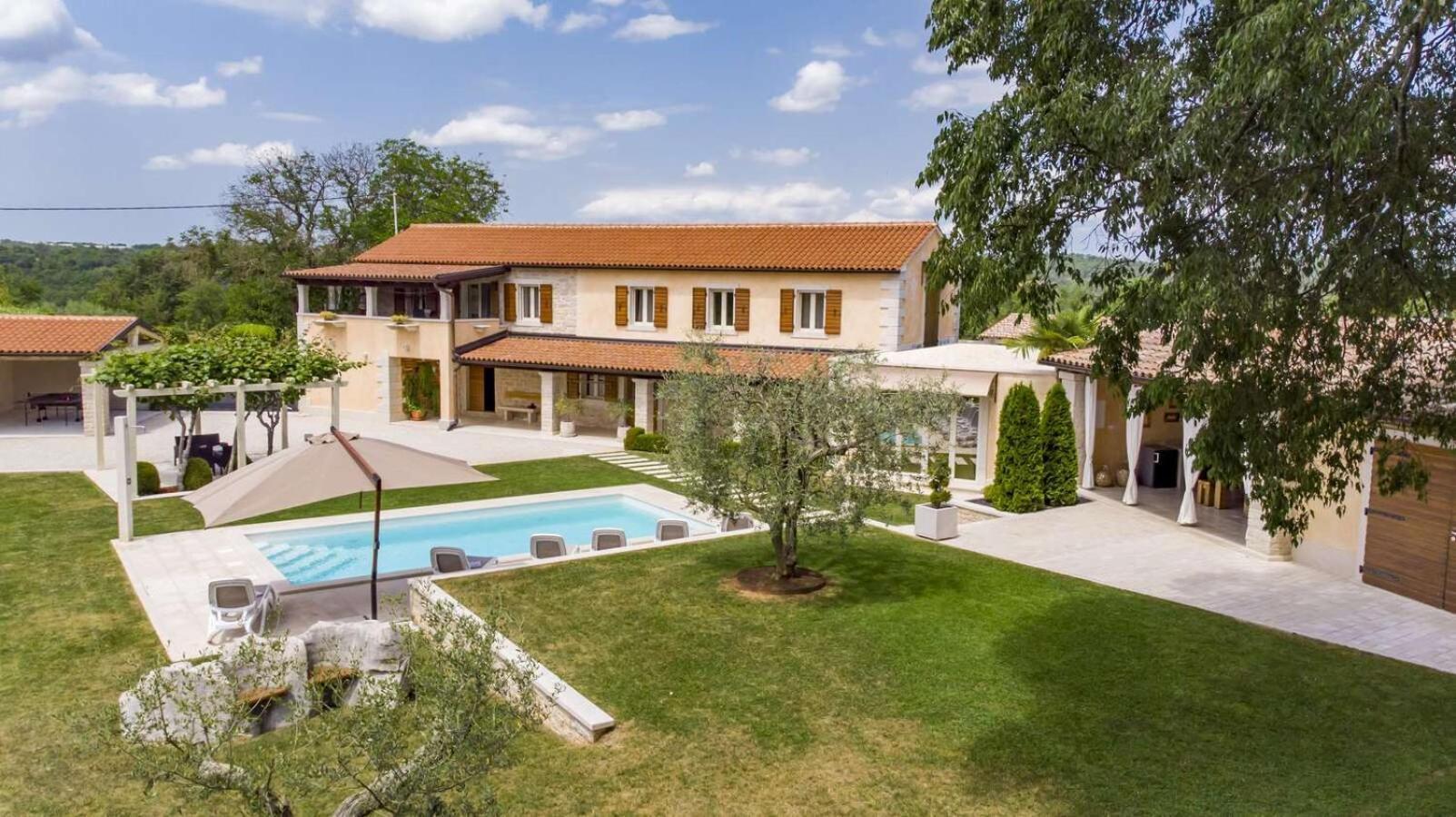 Villa Viscum In Central Istria For 8 Persons With Large Garden - Pet Friendly Pazin Kültér fotó